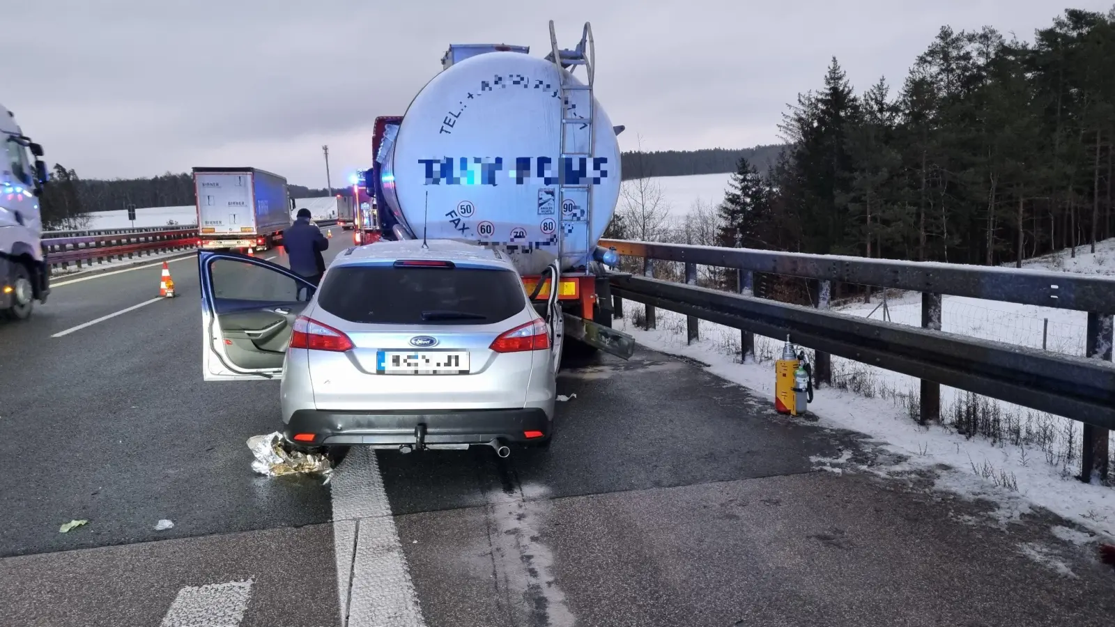 Bei einem schweren Verkehrsunfall auf der Autobahn A6 unweit der Gemeinde Schmidgaden wurde am Dienstag ein junger Autofahrer getötet. (Bild: Feuerwehr Schmidgaden/exb)