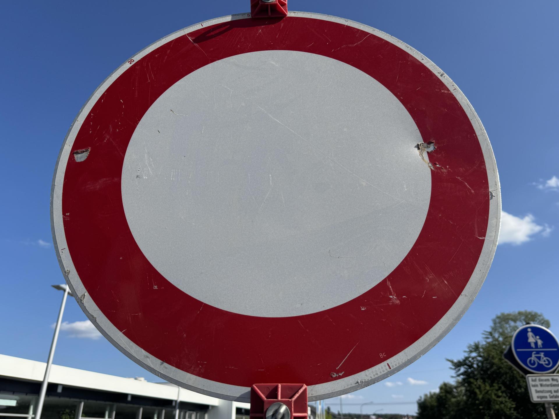 Die Stadt Amberg sperrt die Bahnhofstraße am 21. April wegen des Abbaus eines Krans. (Symbolbild: Heike Unger)