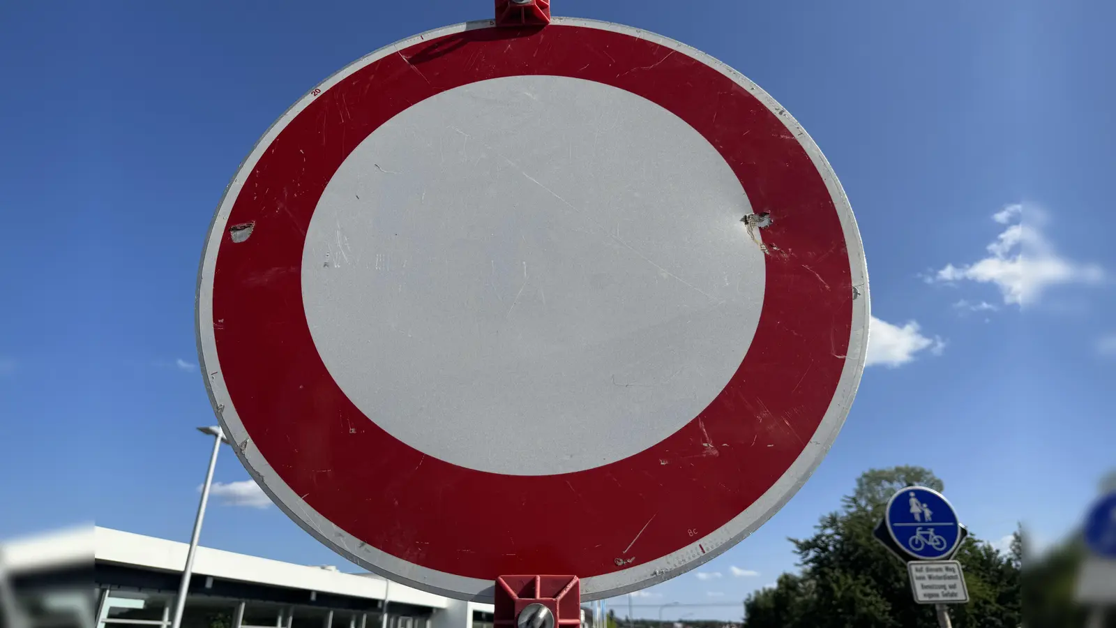 Die Stadt Amberg sperrt die Bahnhofstraße am 21. April wegen des Abbaus eines Krans. (Symbolbild: Heike Unger)