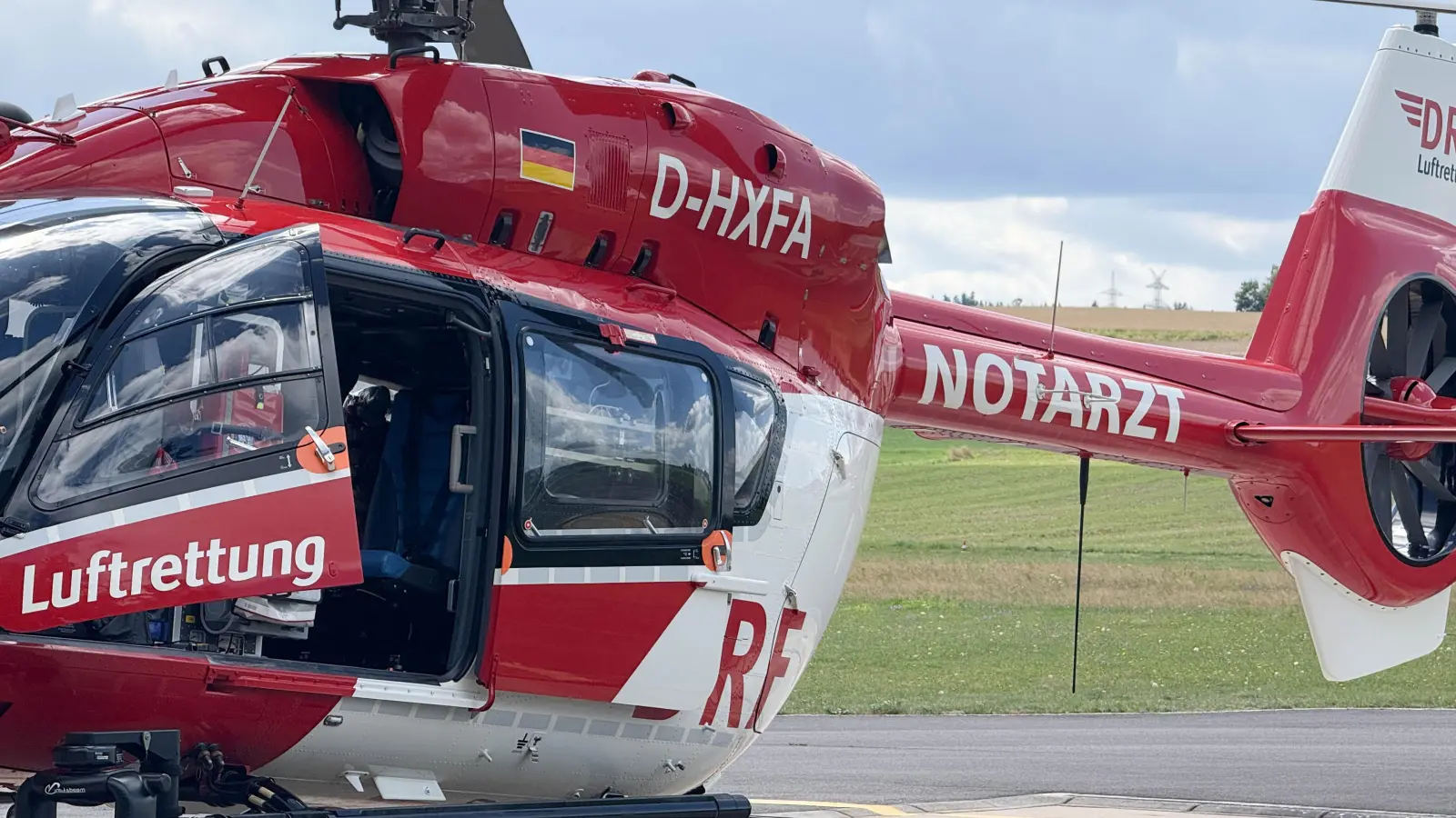 Rettungskräfte brachten den verletzten Rollerfahrer mit einem Hubschrauber ins Krankenhaus. (Symbolbild: Gabi Schönberger)