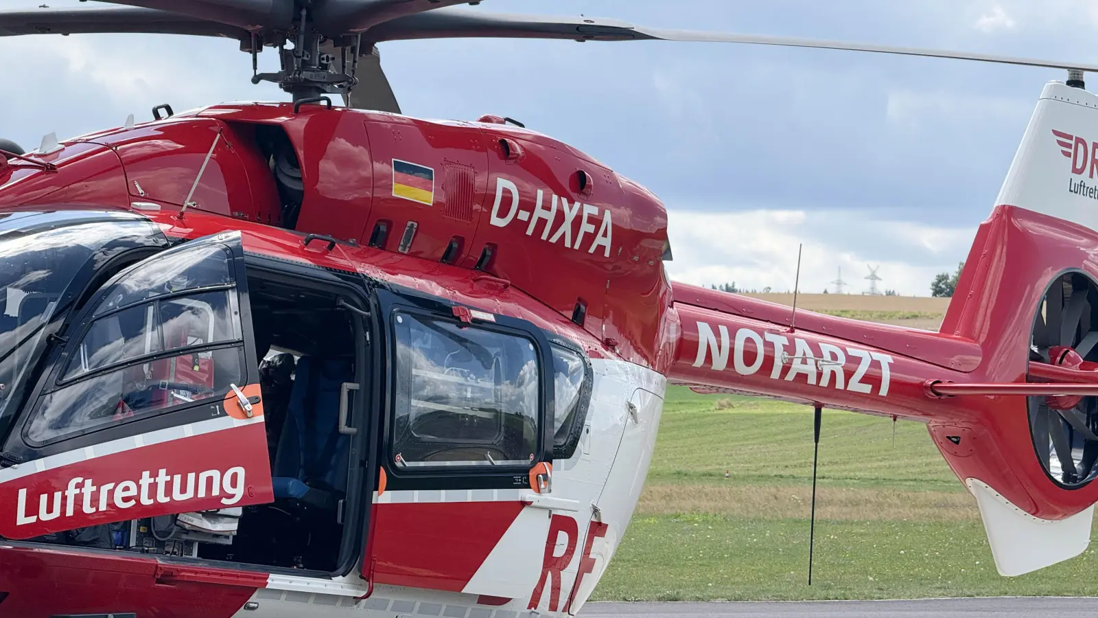 Ein 30-jähriger Mann musste mit einem Rettungshubschrauber und mit Hilfe einer Seilwinde aus einem Wald geborgen werden, weil er sich am Bein verletzt hatte. (Symbolbild: Gabi Schönberger)