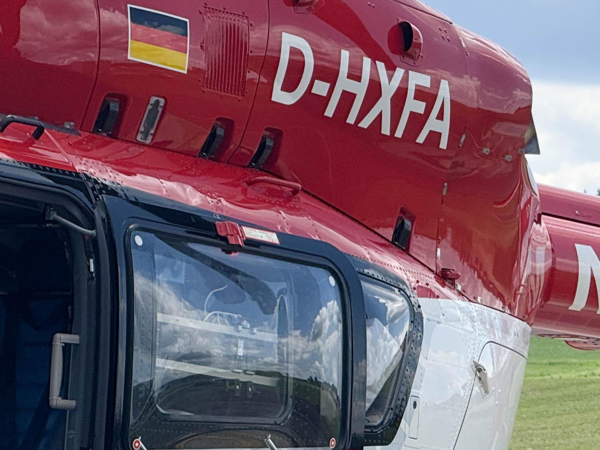 Die 37-Jährige kam mit einem Rettungshubschrauber in ein Krankenhaus.  (Symbolbild: Gabi Schönberger)