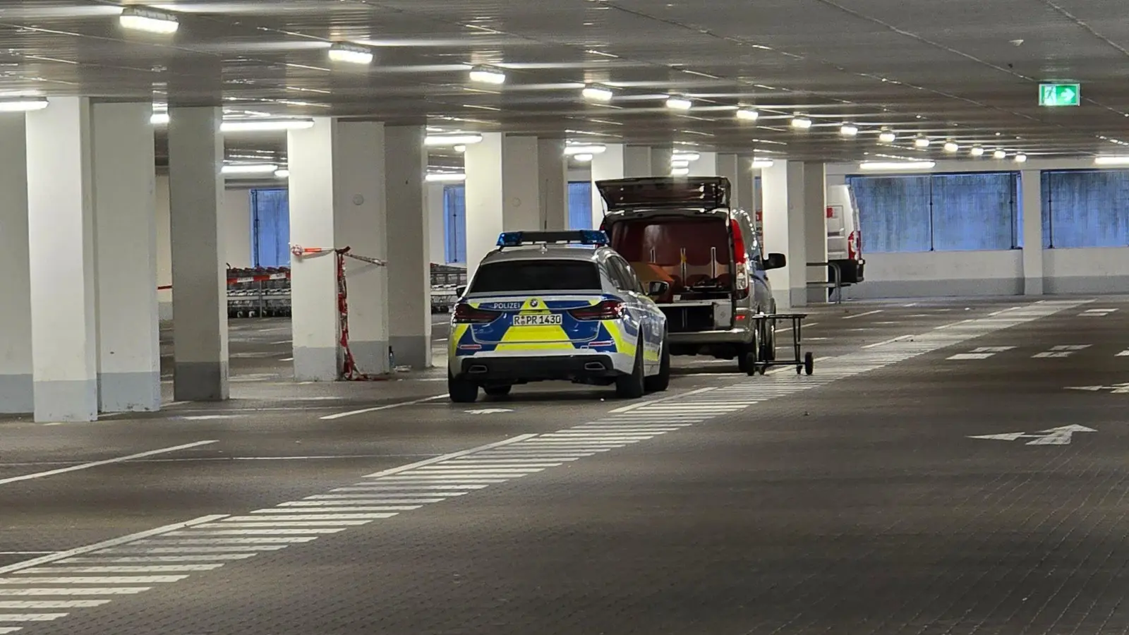 Eine 19-Jährige wurde am Samstag tot in einem Kofferraum eines Autos in einer Regensburger Tiefgarage entdeckt. Der Tatort war dies jedoch nicht, wie die Polizei am Mittwoch bestätigt. (Archivbild: Moller-Schuh/vifogra/dpa)