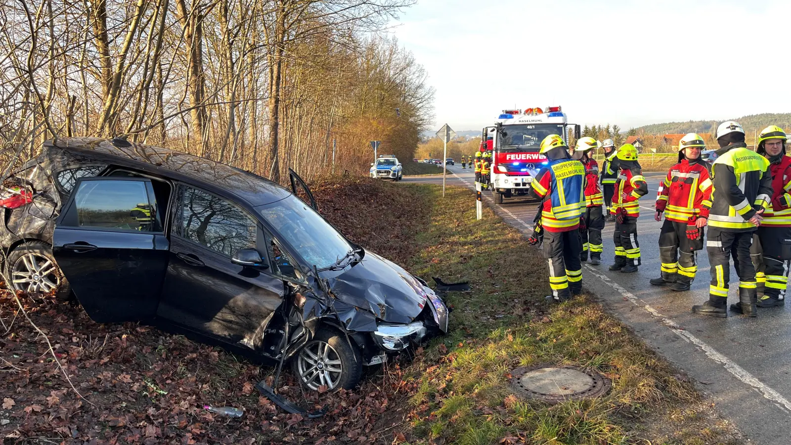 Ein Autofahrer verlor auf der Staatsstraße 2165 von Lengenfeld kommend die Kontrolle über sein Fahrzeug. Er musste von der Feuerwehr aus dem Wagen befreit werden. (Bild: Stephan Huber)