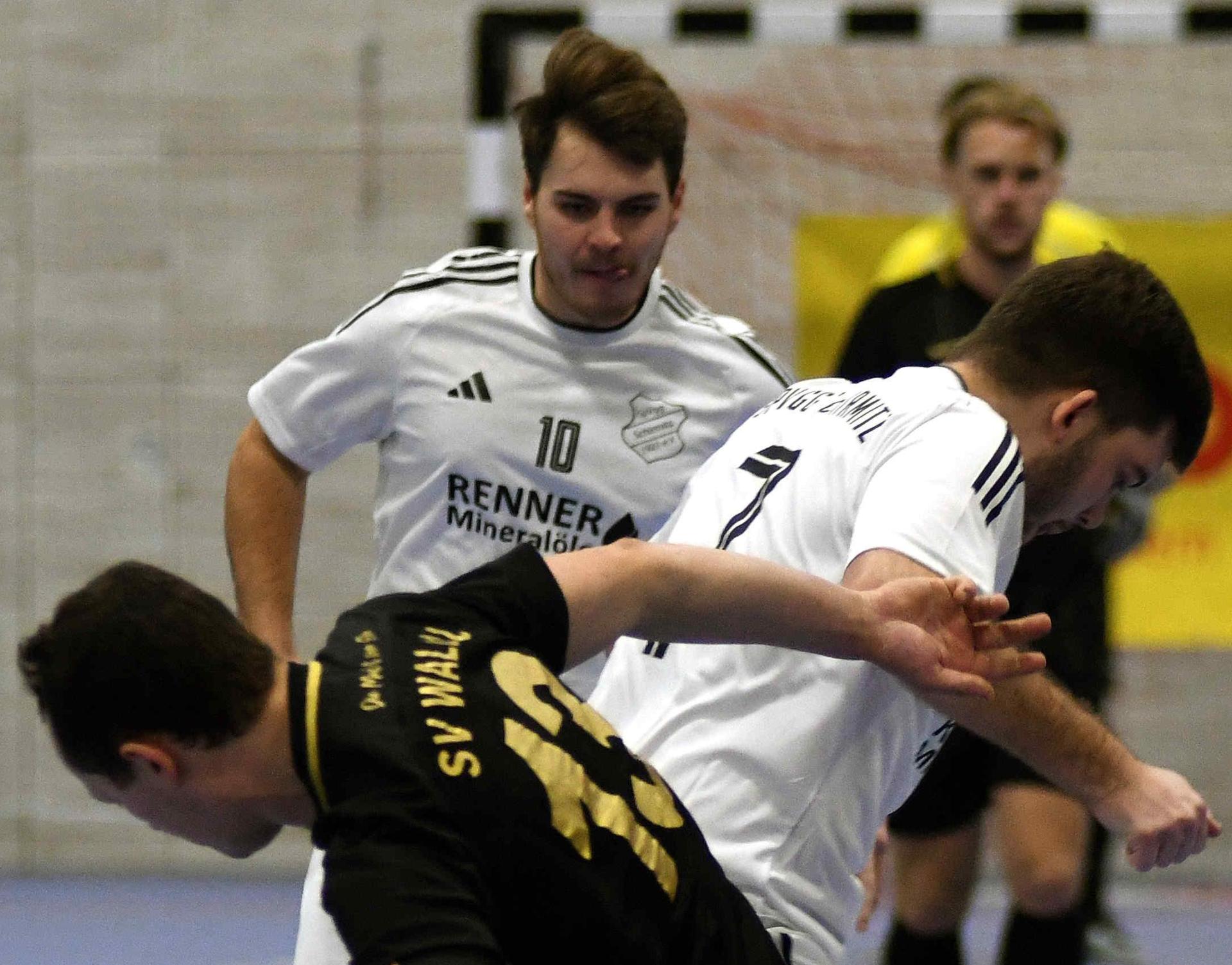 Am Samstag, 11. Januar 2025, wird in Vilseck um den Titel des Futsal-Kreismeisters (Amberg/Weiden) gekämpft. 16 Teams sind am Start. der SV Waldau (schwarze Trikots) und die SpVgg Schirmitz sind auch wieder dabei.  (Bild: otr)