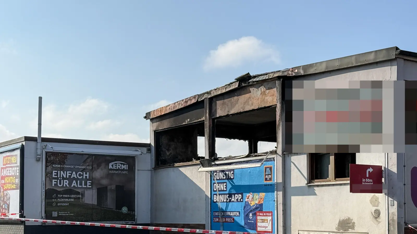 Bei einem Feuer in einem Autohaus in Amberg ist ein Gebäude komplett zerstört worden.  (Bild: Petra Hartl)