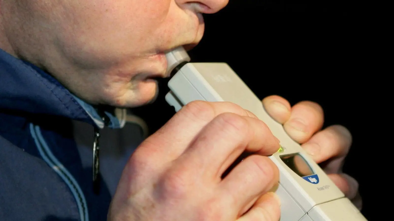 Ein alkoholisierter Autofahrer verursacht in Regensburg einen Unfall mit sechs Fahrzeugen. Vier Personen werden leicht verletzt. (Symbolbild: Uli Deck /dpa)