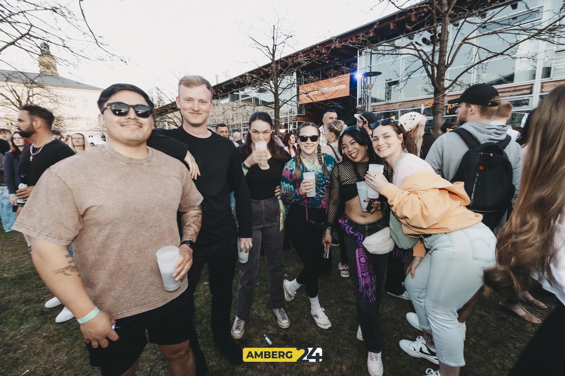 Das erste Mal fand in Amberg das Kirschblütenfestival statt. Der Campus der Amberger OTH verwandelte sich in ein pinkes Paradies. Lolo war für euch vor Ort.  (Bild: Lolografie)