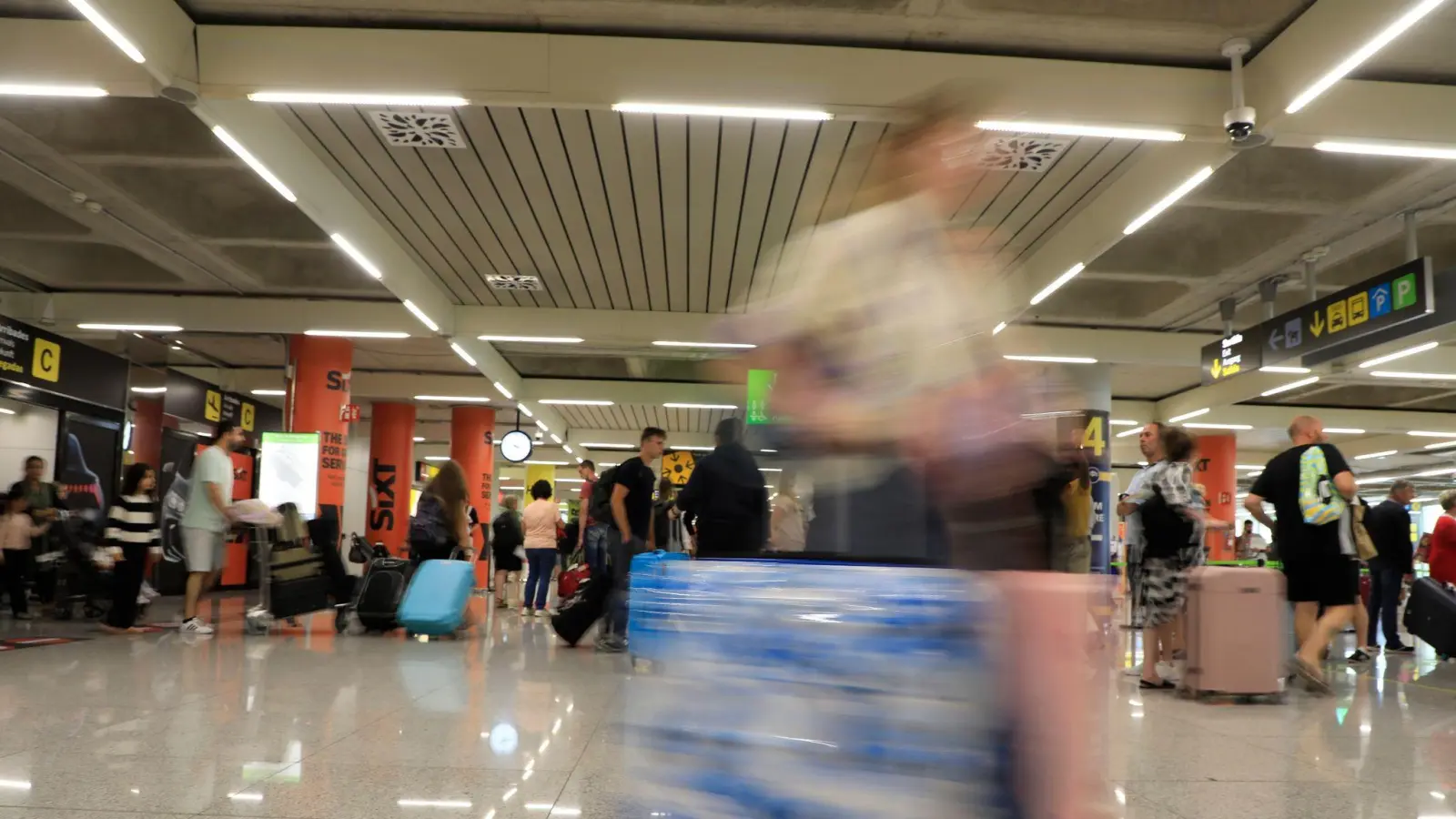 Unwetter haben für Chaos auf dem Flughafen von Mallorca gesorgt (Archivbild). (Bild: Clara Margais/dpa)
