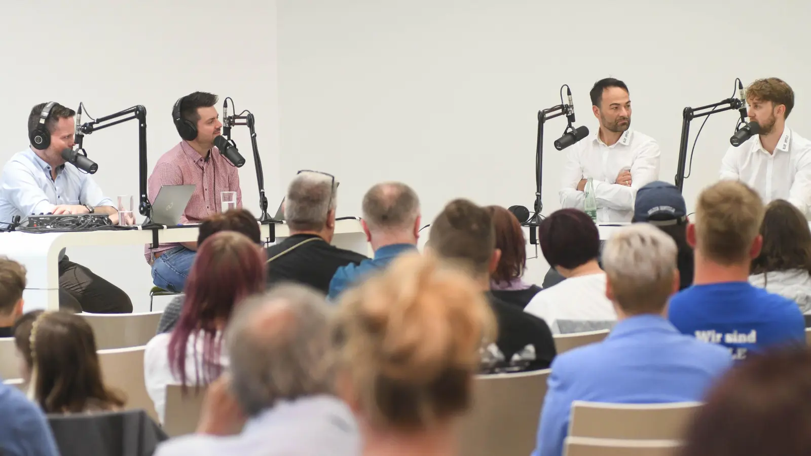 Luca Gläser (hinten von rechts) und Sebastian Buchwieser von den Blue Devils Weiden waren zu Gast beim Live-Podcast „Powerplay” mit den Moderatoren Fabian Leeb und Thomas Webel. (Bild: Gabi Schönberger)