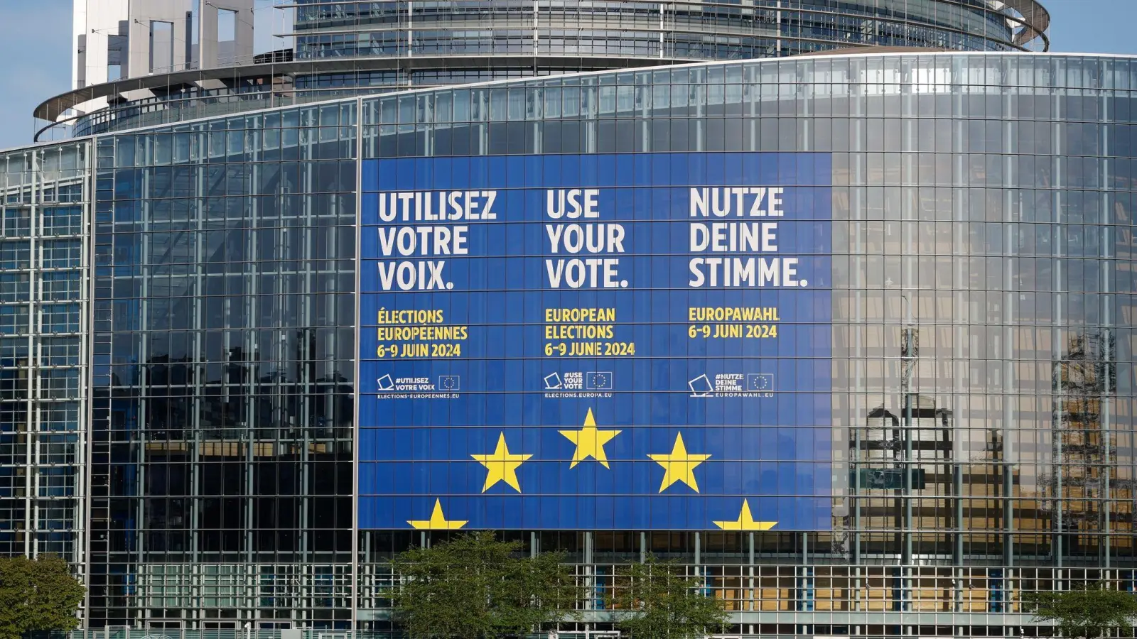 Eine riesiges Transparent wirbt am Europäischen Parlament in Straßburg für die Europawahlen. (Bild: Jean-Francois Badias/AP/dpa)