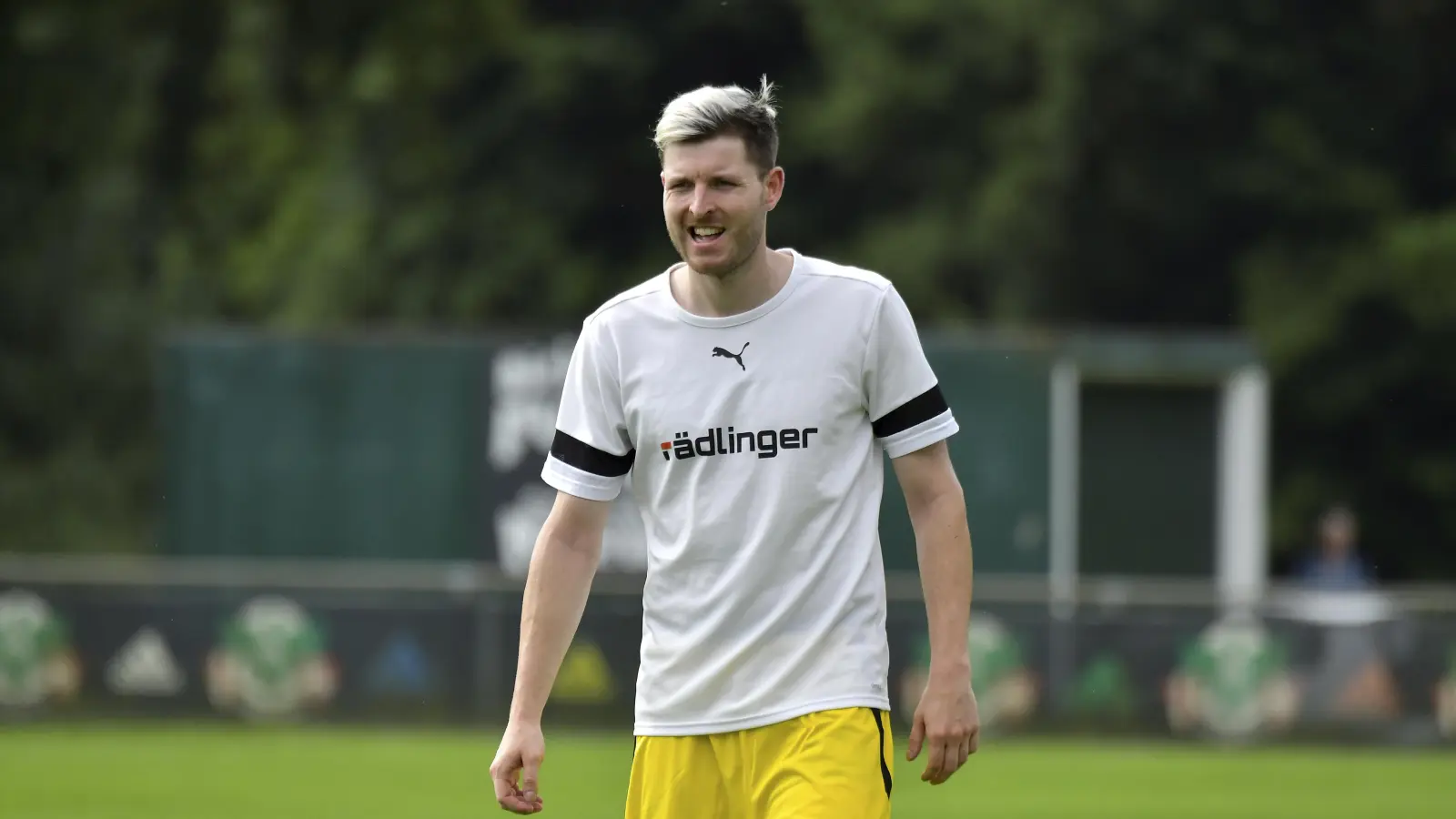 Lukas Dotzler (Mitte) hier noch im Trikot von Vilzing stürmt vorerst für UPO. (Bild: Hubert Ziegler)