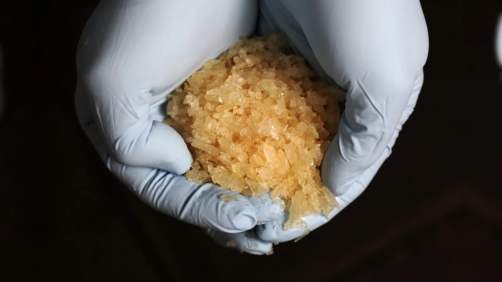 Crystal Meth kommt über die Grenze und landet schnell beim Endkonsumierenden. (Symbolbild: Fredrik Von Erichsen/dpa)