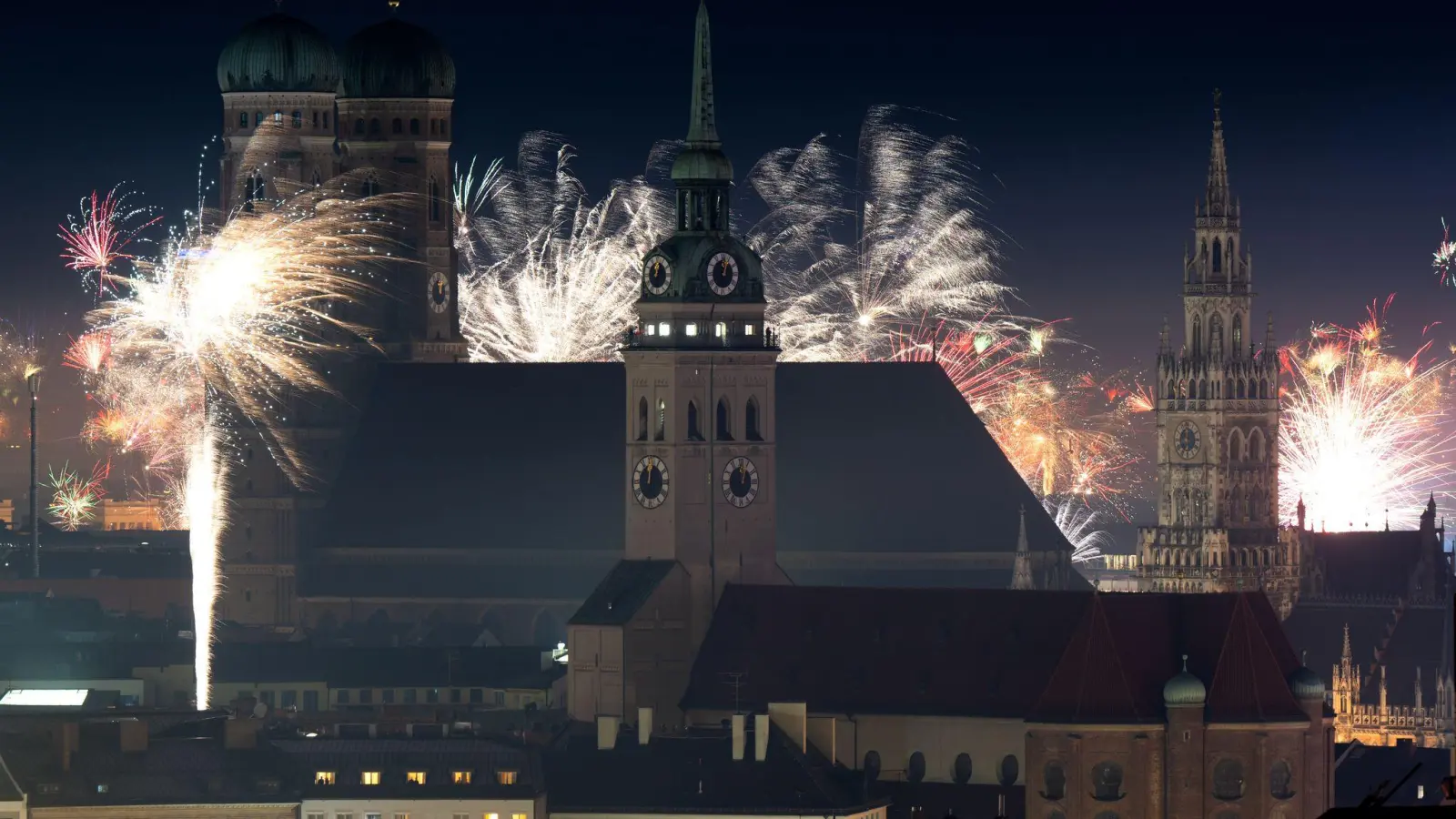 An Silvester herrscht vielerorts im Freistaat Ausnahmezustand. Das mag schön aussehen, für Menschen wie Tiere ist Feuerwerk aber eine Belastung. (Archivbild)  (Bild: Sven Hoppe/dpa)