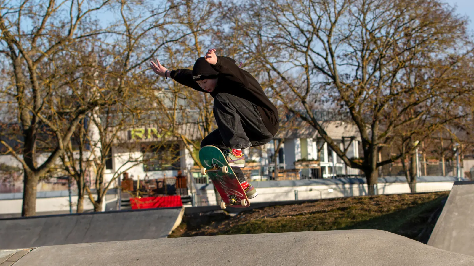 Große Sprünge auf dem kleinen Brett: Die mobile Skateanlage der Kommunalen Jugendarbeit Amberg-Sulzbach geht wieder auf Tour durch den Landkreis.  (Bild: KoJa Amberg-Sulzbach)