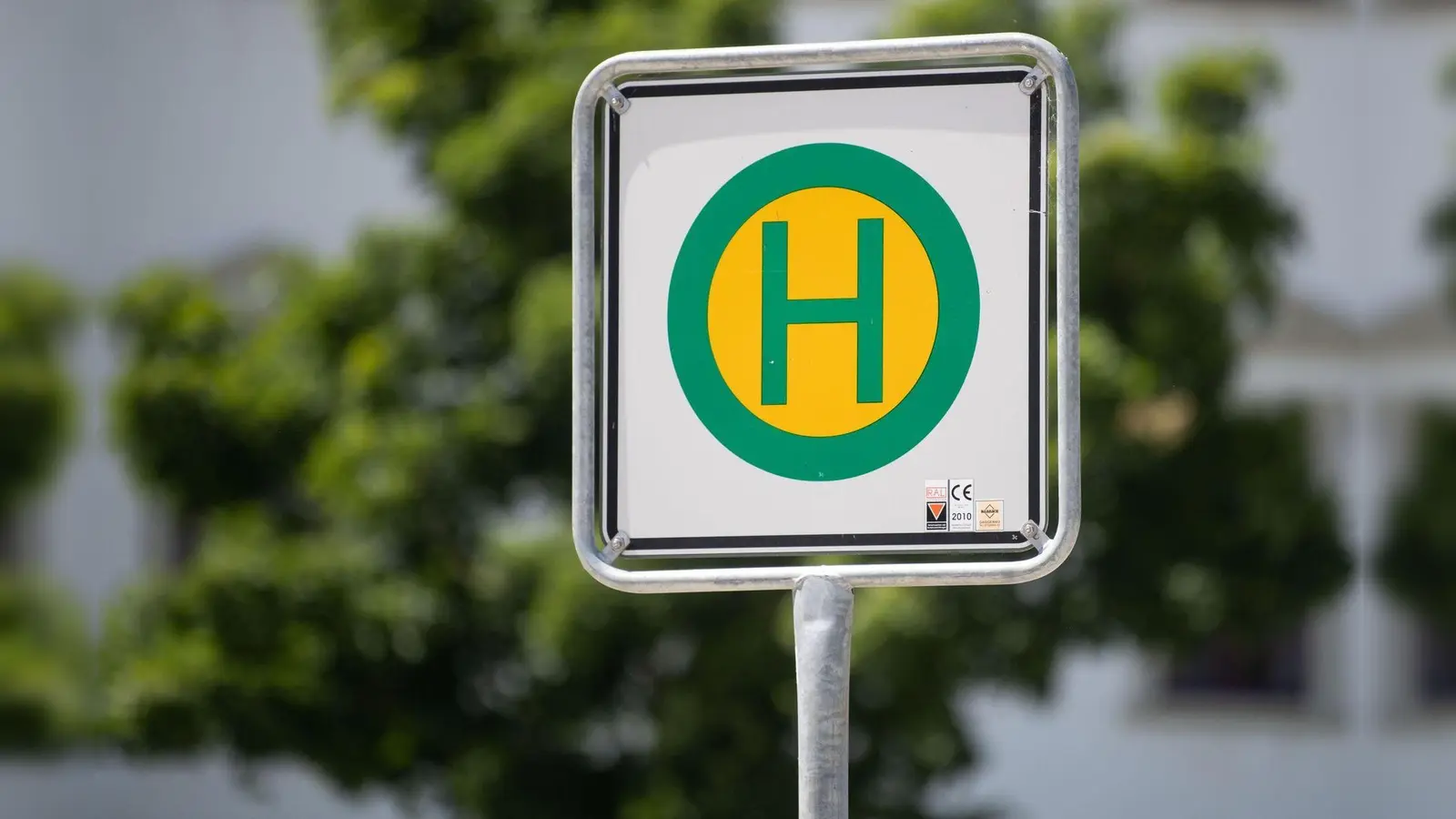 Bauarbeiten am Bahnübergang in Eschenbach führen zu Einschränkungen im Linienverkehr der Linie 446. (Symbolbild: Marijan Murat)