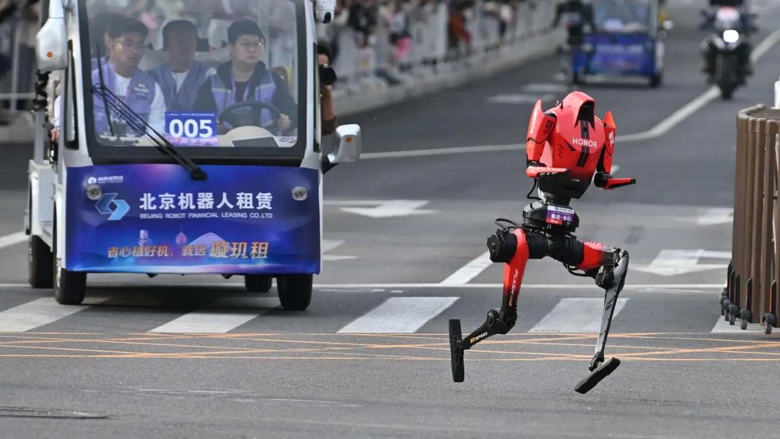 Der Roboter des Smartphone-Herstellers Honor war auch im Trainingslauf der Schnellste.  (Bild: Johannes Neudecker/dpa)