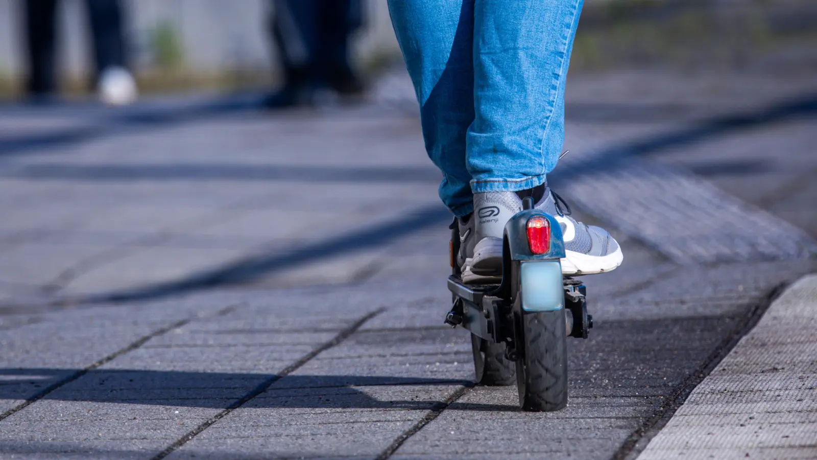 Die Polizei sucht nach einem E-Scooter-Diebstahl in Amberg nach Zeugen.  (Symbolbild: Jens Büttner/dpa)