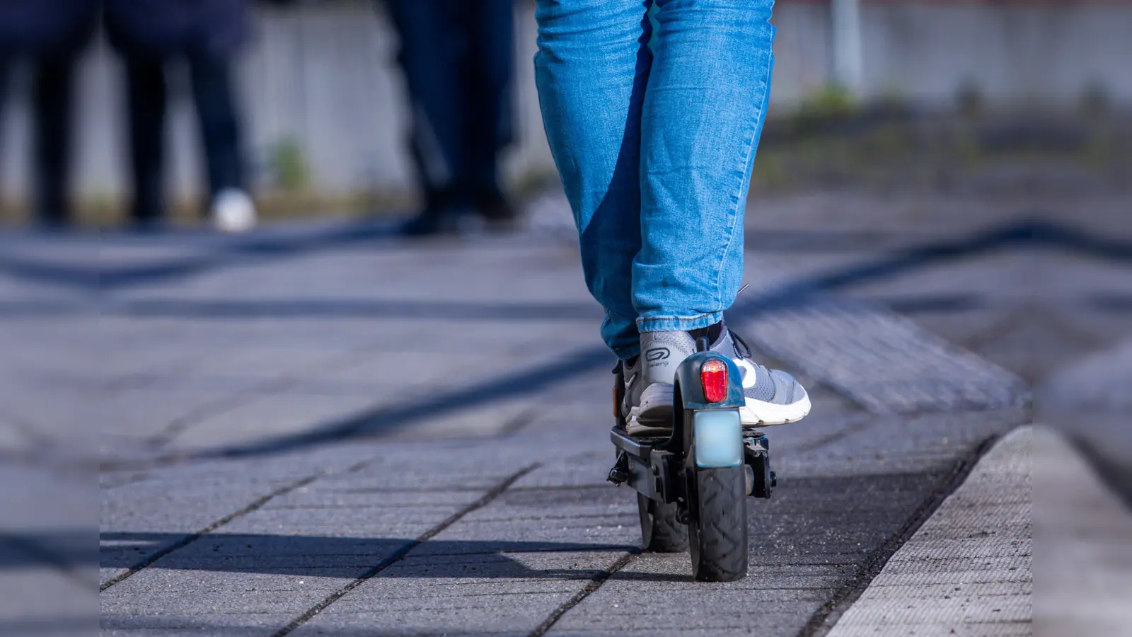 Mit einem E-Scooter eines anderen Modells ist ein Dieb in Sulzbach-Rosenberg auf und davon gefahren. (Symbolbild: Jens Büttner)