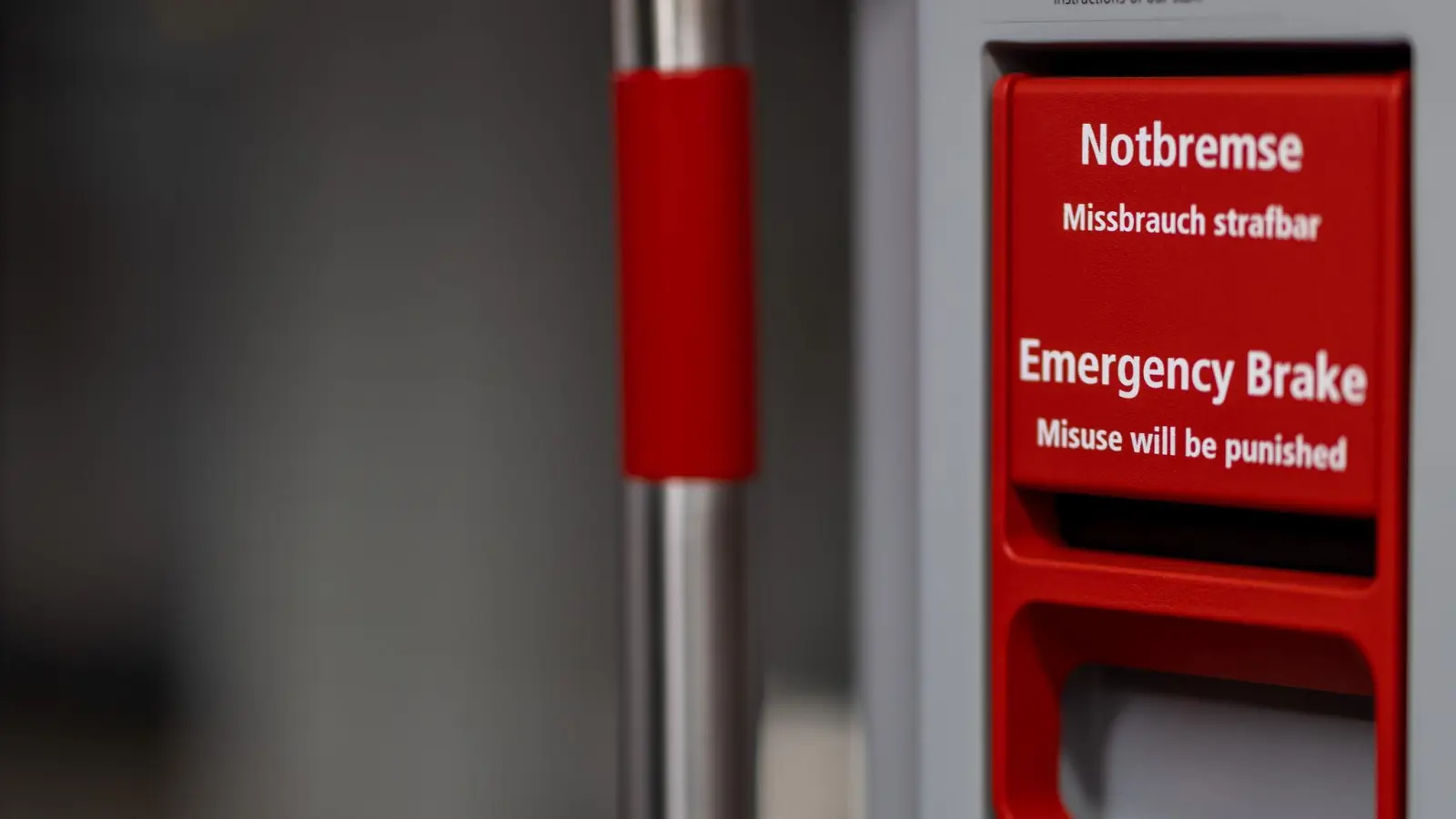 Der Mann zog laut Polizei zweimal die Notbremse. (Symbolbild) (Bild: Daniel Karmann/dpa)