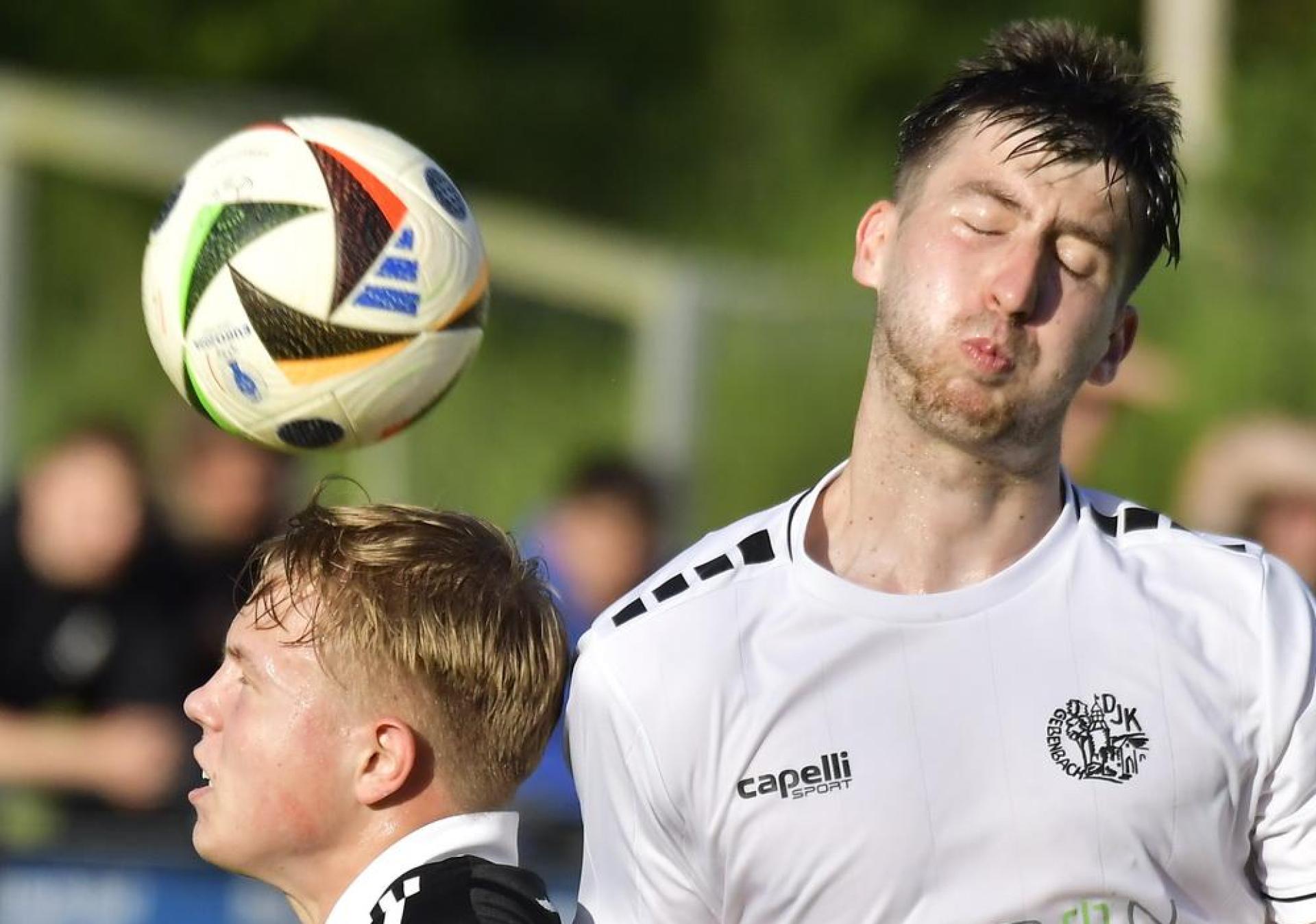 In der Relegation zur Bayernliga kommt es zum Derby zwischen der DJK Gebenbach (rechts David Vidovic) und der DJK Ammerthal (im Bild Michael Janner). (Archivbild: Hubert Ziegler)