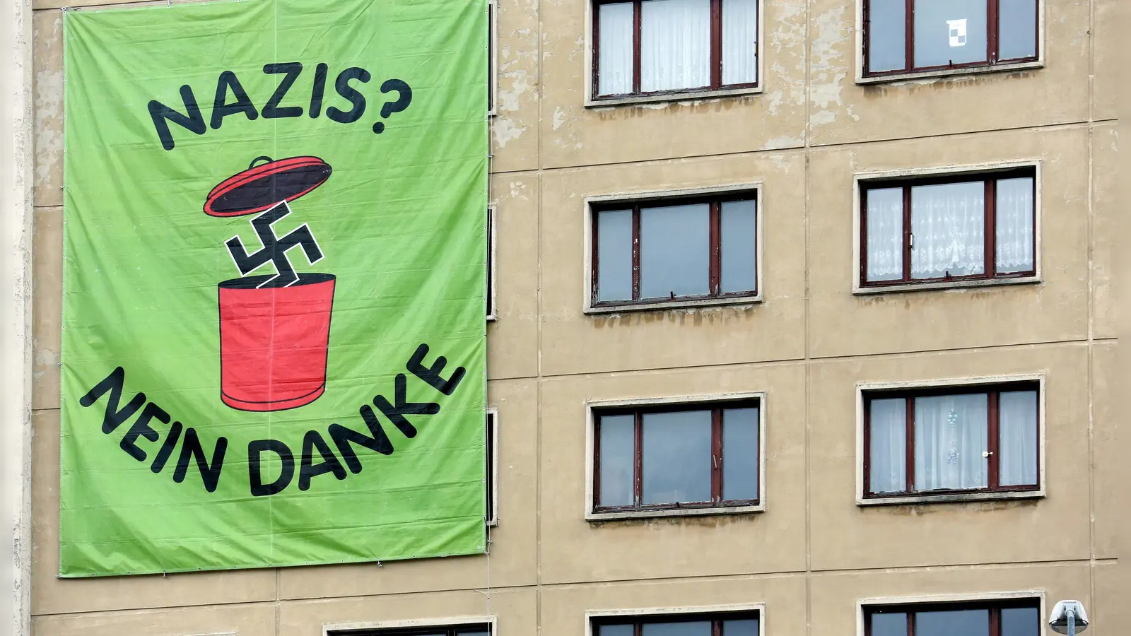 Ein Plakat hängt anlässlich eines Aufmarschs von Rechtsextremisten an einem Haus. Im Stadtmuseum finden zwei kostenlose Workshops mit Argumentationstraining statt. (Archivbild: dpa)