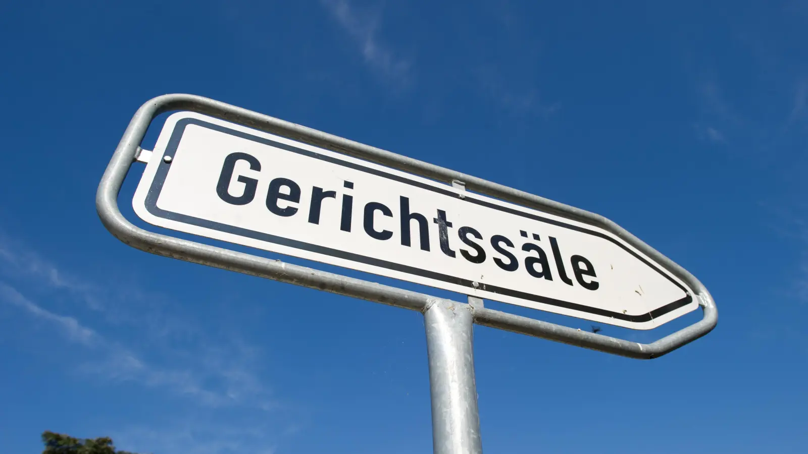 Nachdem ein 19-Jähriger Beamte der Polizeiinspektion Amberg beleidigt hatte, muss er nun in Dauerarrest.  (Symbolbild: Stefan Sauer/dpa)