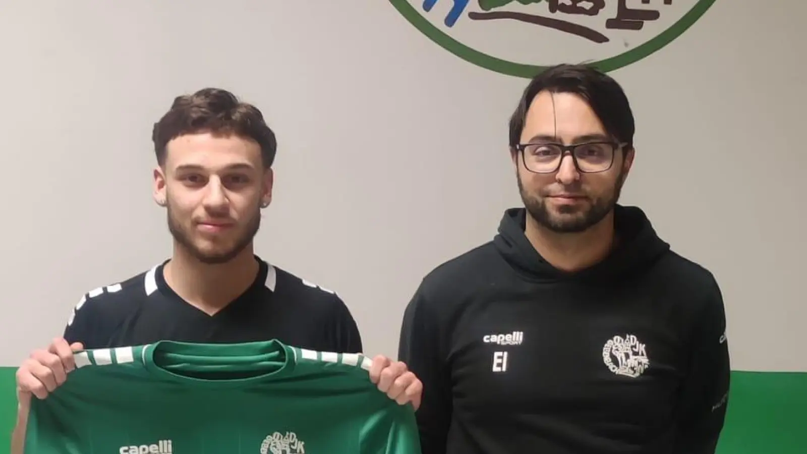 Der Sportliche Leiter der DJK Gebenbach, Erdal Izmire (rechts), zusammen mit Neuzugang Taylan Avci.  (Bild: Izmire/exb)