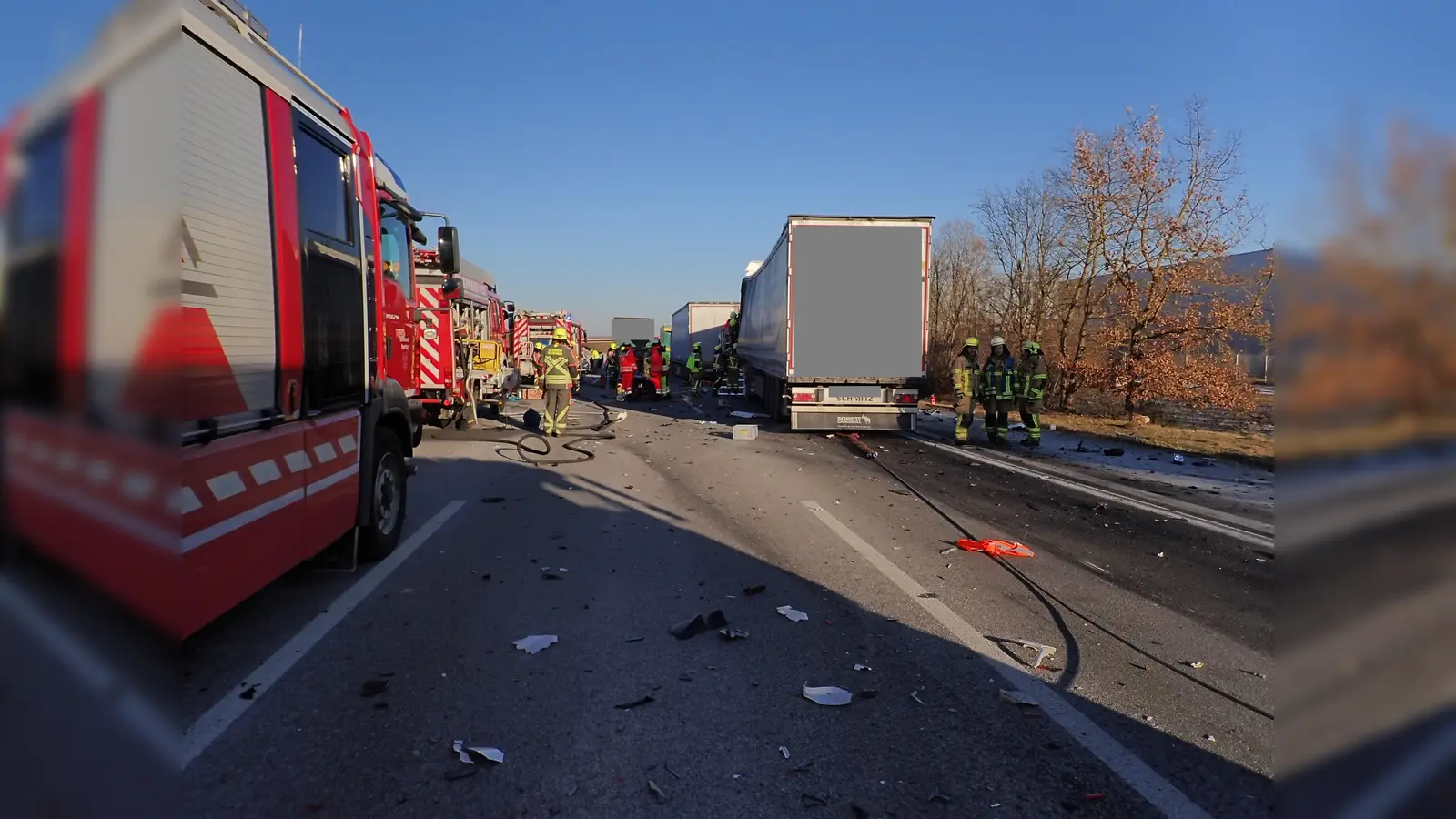 Unfall auf der A3 bei Regensburg. Drei Lastwagen sind ineinander gekracht.  (Bild: Berufsfeuerwehr Regensburg)