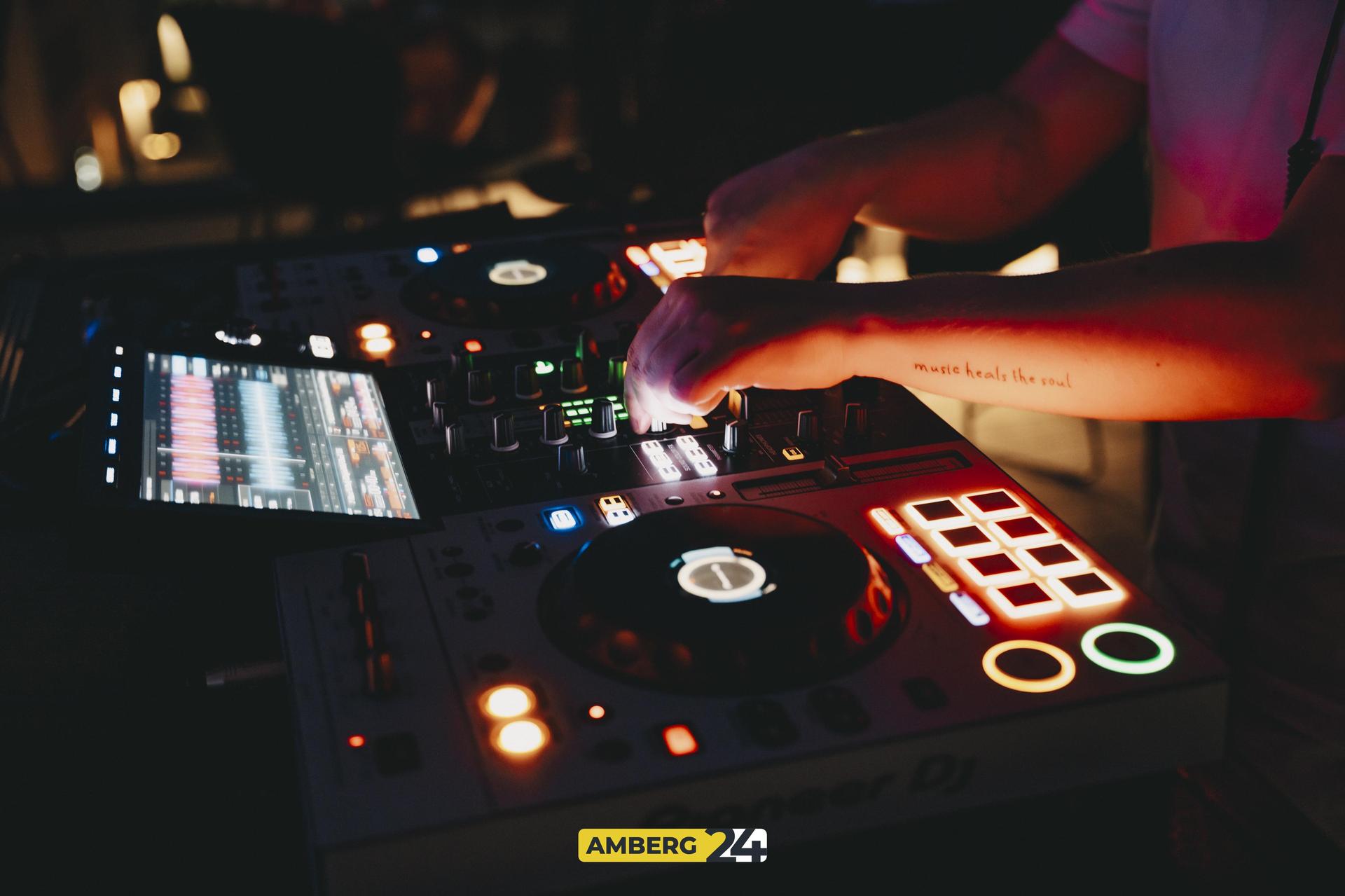 Sommer, Sonne, Saxophon – das gabs am Vorfeiertag in der Walküre Skybar. Ihr hattet Spaß, wir haben die Fotos von Fotografin Lolo. (Bild: Lolografie)