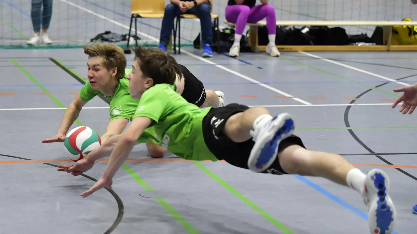 Kollektiver Hechtbagger von Laurenz Mecke (hinten) und Felix Lustig (vorne) vom VC Amberg. (Bild: Hubert Ziegler)