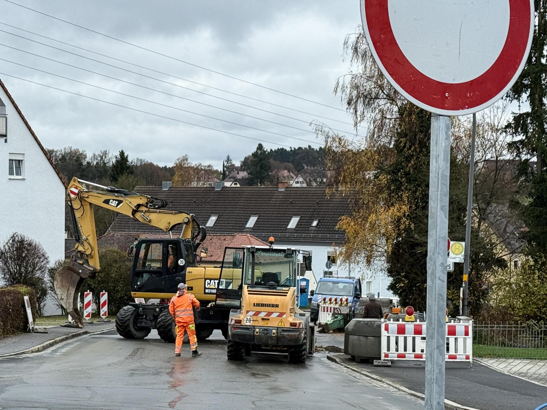 Wer die St.-Anna-Straße entlang fährt, stößt kurz vor den Abzweigungen Fröschau/Melanchthonstraße auf eine Vollsperrung. Trotz Schmuddelwetter erneuert hier die Firma Richard Schulz Bordsteine, Regenabläufe und demnächst auch die oberste Asphaltschicht. (Bild: Petra Hartl)