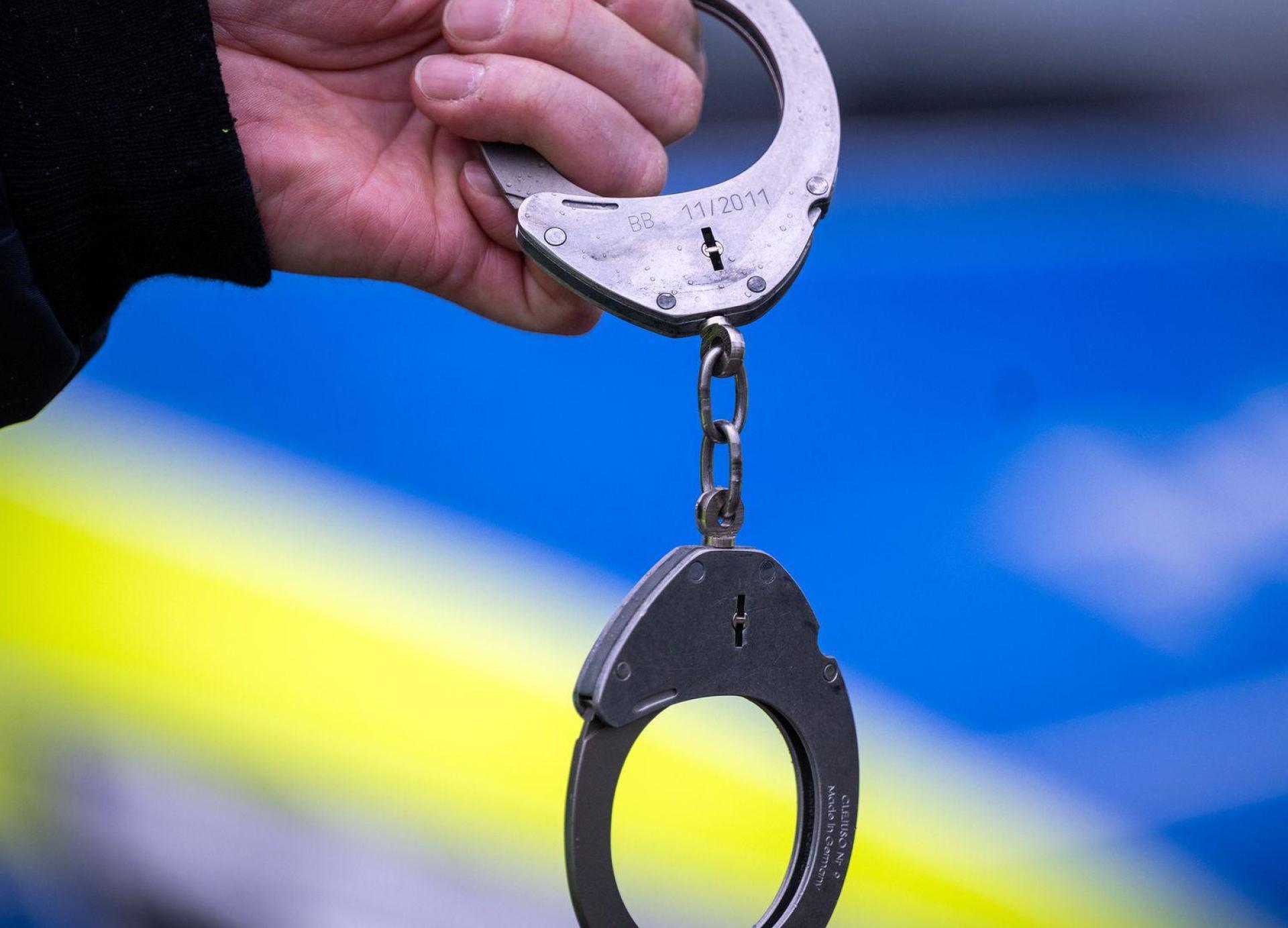 Zwei Männer verbrachten die Neujahrsnacht in Amberg im Polizeigewahrsam. Einer von ihnen leistete bei der Entlassung Widerstand. (Symbolbild: Soeren Stache/dpa)