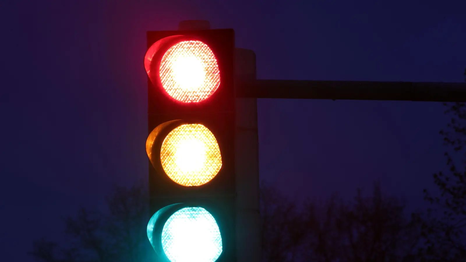 Weshalb die Ampel an der Kreuzung nicht, wie auf dem Bild, im Rot-Grün-Betrieb war, ist unklar. (Symbolbild: Jens Büttner /dpa)