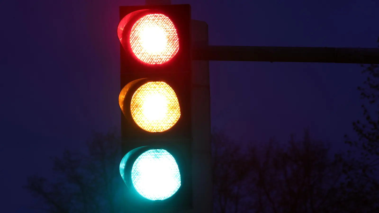 An der Kreuzung von Regensburger Straße und Dreifaltigkitsstraße in Amberg kam es am Mittwochabend zu einem Unfall. (Symbolbild: Jens Büttner /dpa)