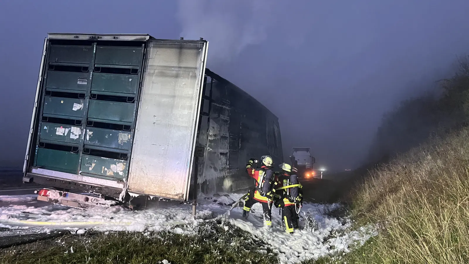 Nachdem die Feuerwehren den brennenden Anhänger gelöscht hatten, musste er aufwändig abgeschleppt werden.  (Bild: Josef Graml)