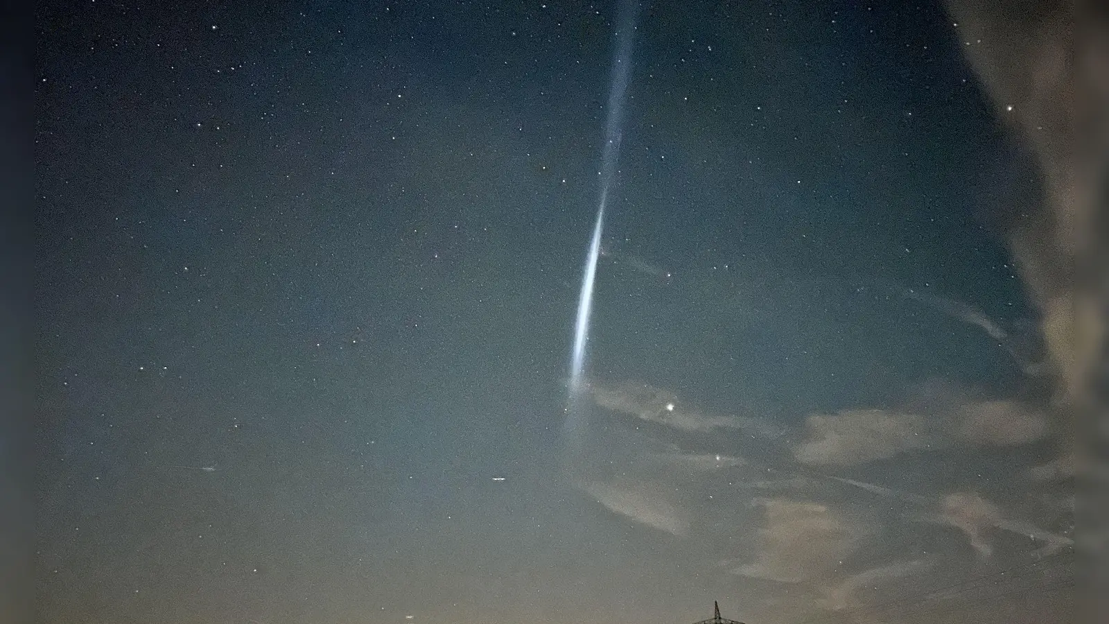 Was ist denn das? - Treibstofftropfen einer Rakete hinterlassen Lichtstreifen. (Bild: Klein/vifogra/dpa)