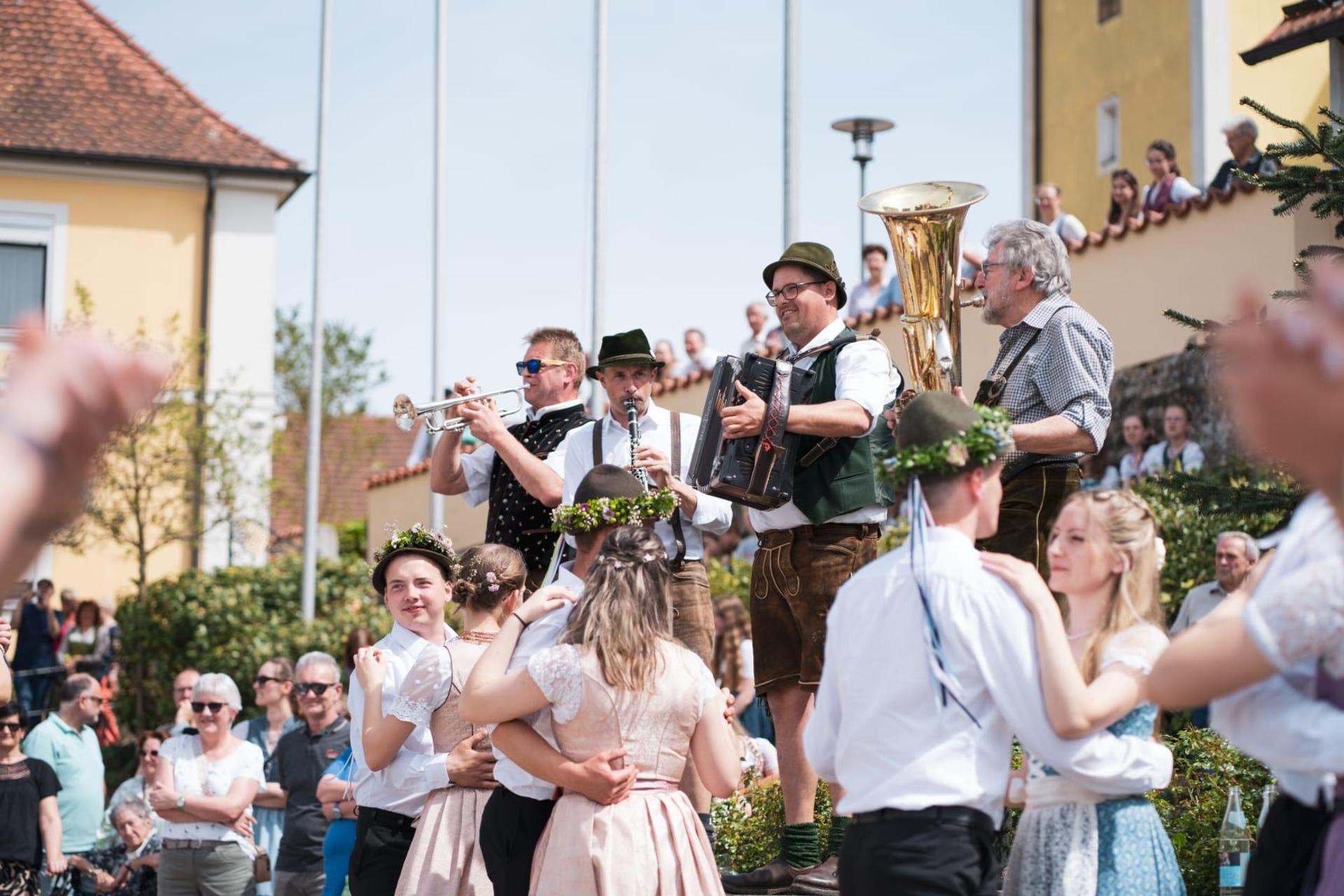 Ein Höhepunkt des Feiertages 1. Mai ist um 14 Uhr das Austanzen des Kirwabaums mit den Lintacher Dorfmusikanten. Die zehn Kirwapaare präsentieren dabei ihre einstudierten Tänze und humorvollen „Gstanzln“.  (Archivbild: Michael Weiß)