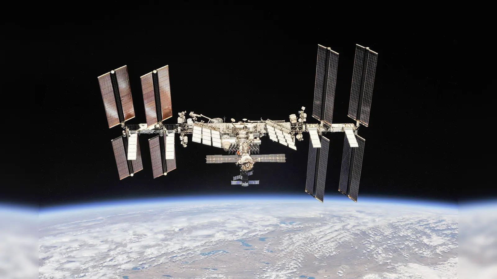 Ein Batterieblock der ISS ist auf dem Weg zur Erdoberfläche.  (Archivbild: NASA/dpa/)