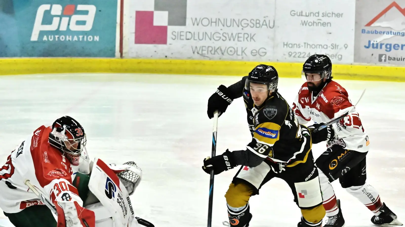 Brendan Walkom (Mitte) vom ERSC Amberg stürmt auf den Königsbrunner Torhüter zu und wittert seine Torchance. Die Amberger mussten sich dem Tabellenführer der Eishockey-Bayernliga am Ende mit 2:5 geschlagen geben.  (Bild: Hubert Ziegler)