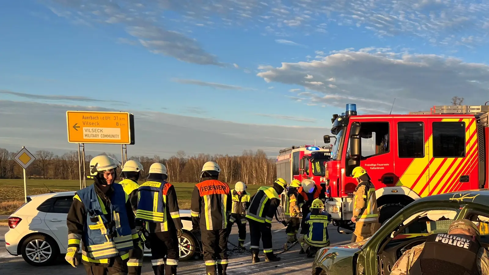 Vier Feuerwehren, Polizei und Rettungsdienst waren zu dem schweren Unfall auf der B299 bei Seugast ausgerückt.  (Bild: Wolfgang Steinbacher)