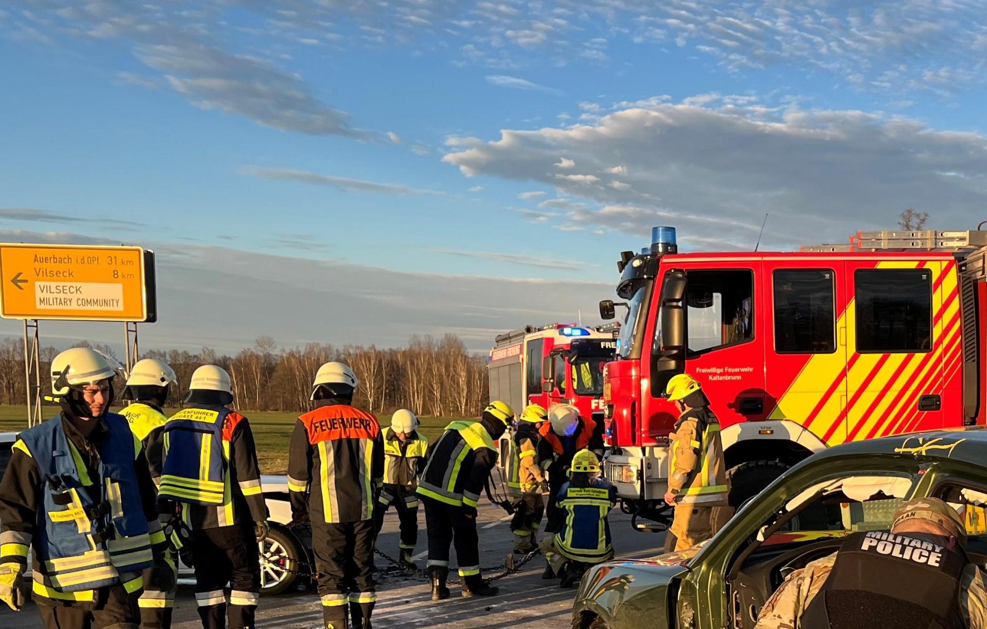 Vier Feuerwehren, Polizei und Rettungsdienst waren zu dem schweren Unfall auf der B299 bei Seugast ausgerückt.  (Bild: Wolfgang Steinbacher)