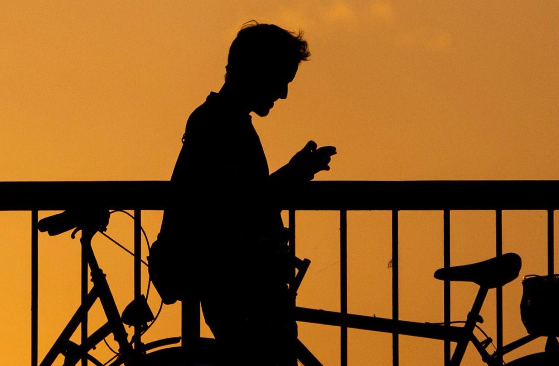 Die Beziehung immer in der Hosentasche? Manche entwickeln romantische Gefühle für Chatbots. (Symbolbild) (Bild: Gregor Fischer/dpa)