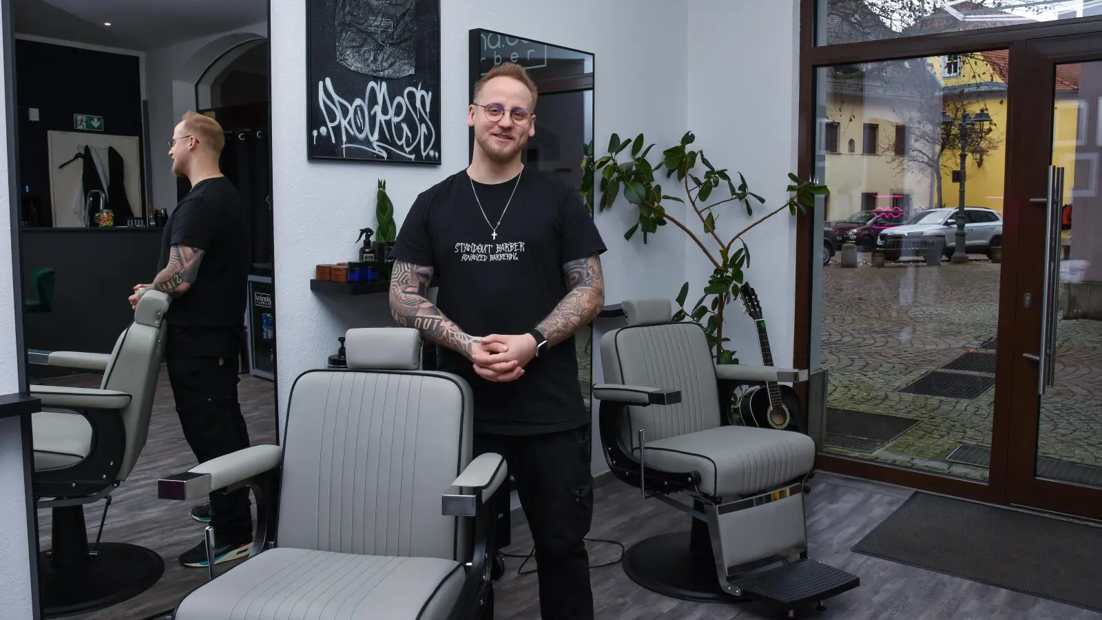 Friseurmeister Daniel Guttenberger in seinem Laden in der Amberger Paradiesgasse. (Bild: Stephan Huber)