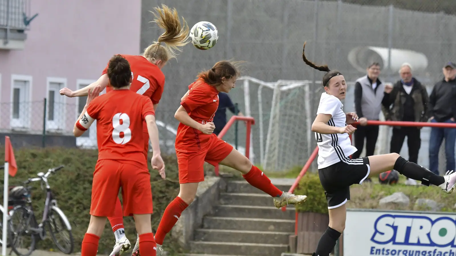 Die Fußball-Frauen des TSV Theuern empfangen am Sonntag den FC Stern München. Das Bild zeigt Lena Götz, Anne Wagner und Marie Karpf (von links) in der Partie gegen den SV Kirchberg (5:0). (Archivbild: Hubert Ziegler)