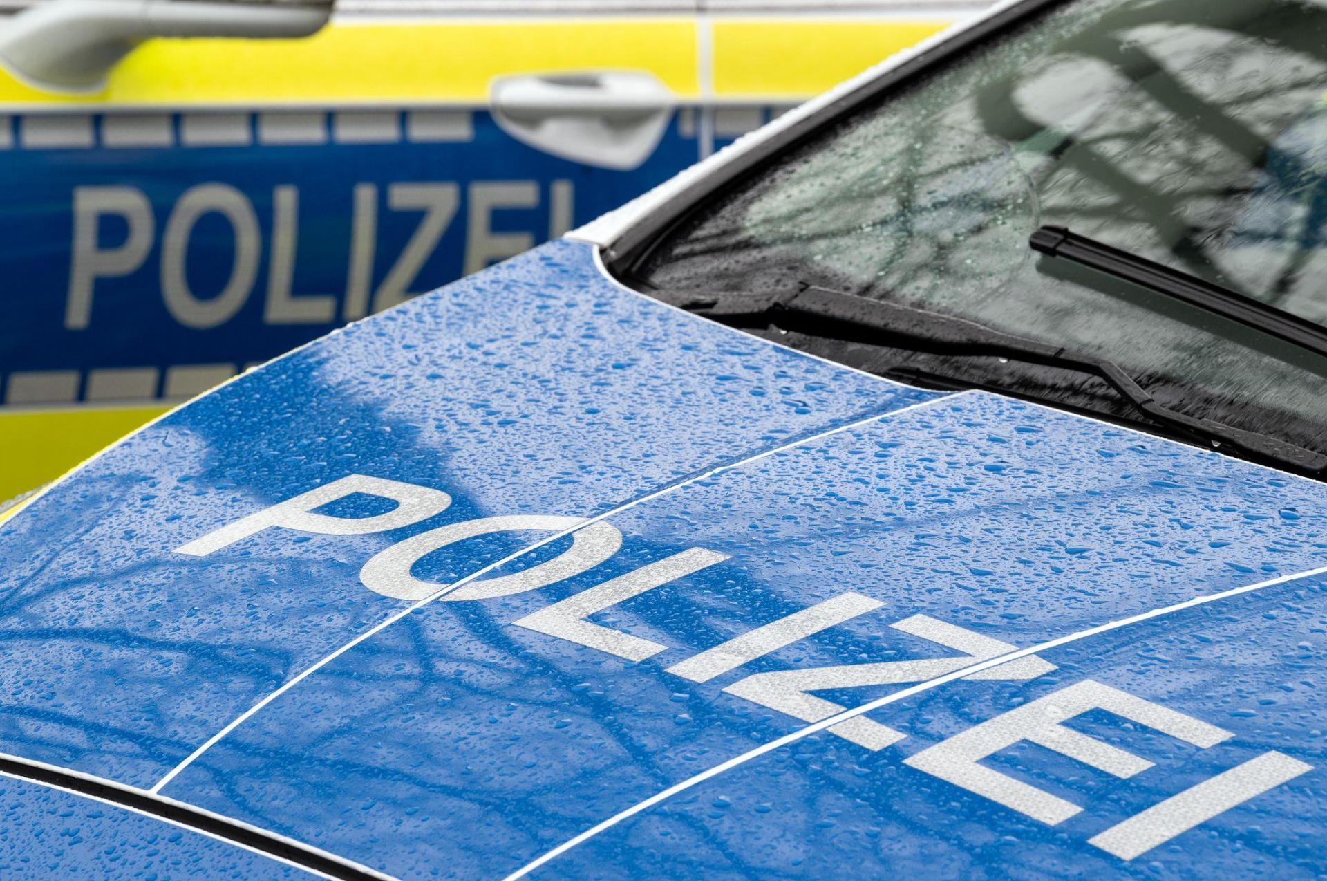 Der Schriftzug „Polizei“ auf der Kühlerhaube eines Autos. (zu dpa: „Streit unter Jugendlichen mit Messer und Elektroschocker“) (Symbolbild: Soeren Stache/dpa)