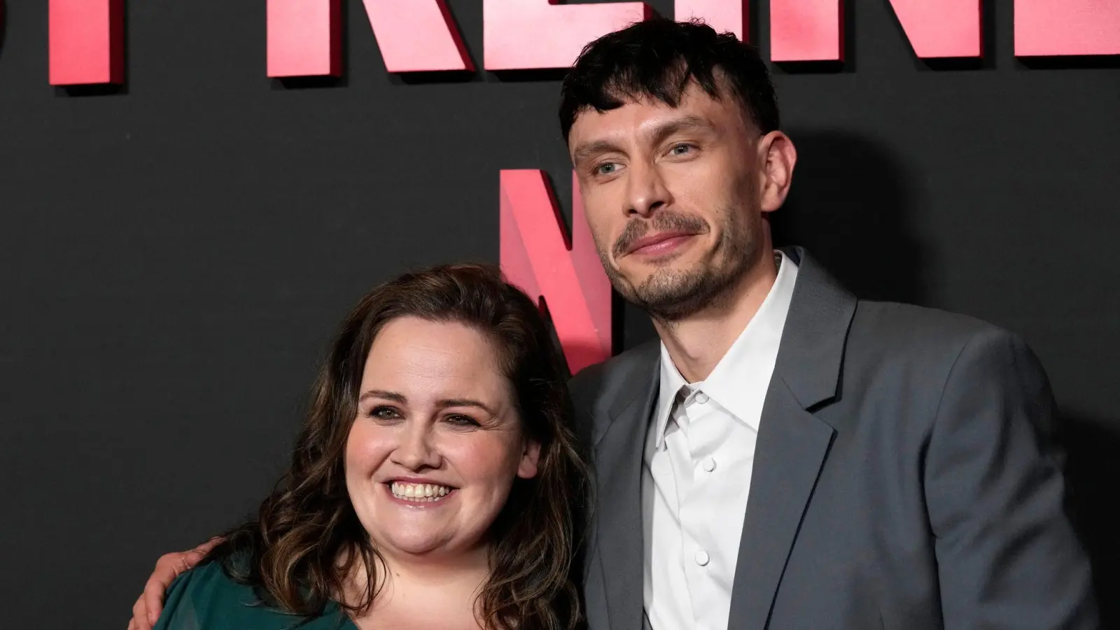 Richard Gadd, der Star und Schöpfer von „Baby Reindeer“ (dt. Rentierbaby), posiert mit Darstellerin Jessica Gunning bei einem Fototermin für die Netflix-Miniserie bei der Directors Guild of America. (Bild: Chris Pizzello/Invision/dpa)