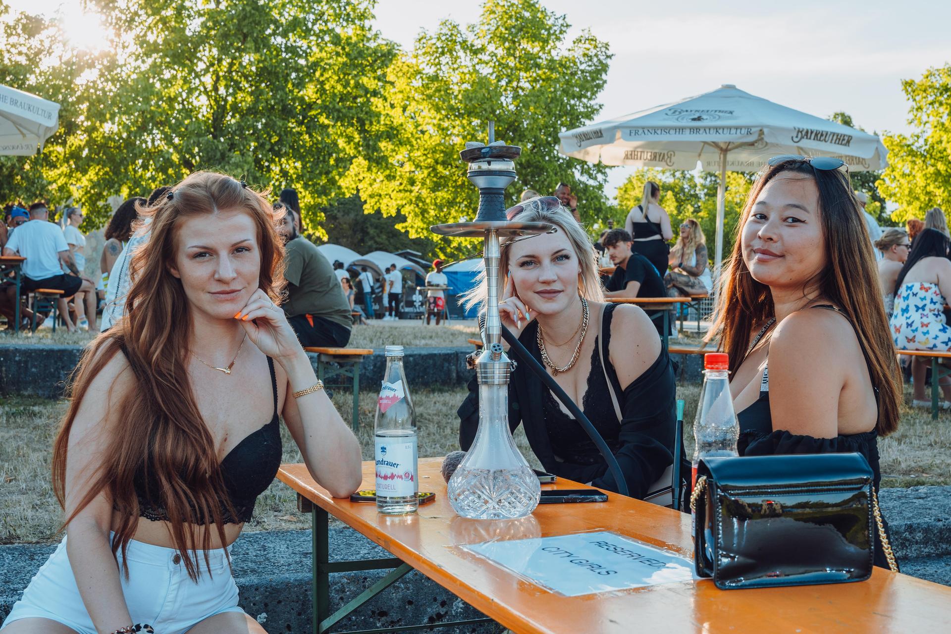 Shisha, Drinks und guter Hip-Hop. So war's am Hip-Hop BBQ in Amberg.  (Bild: Denise Helmschrott)