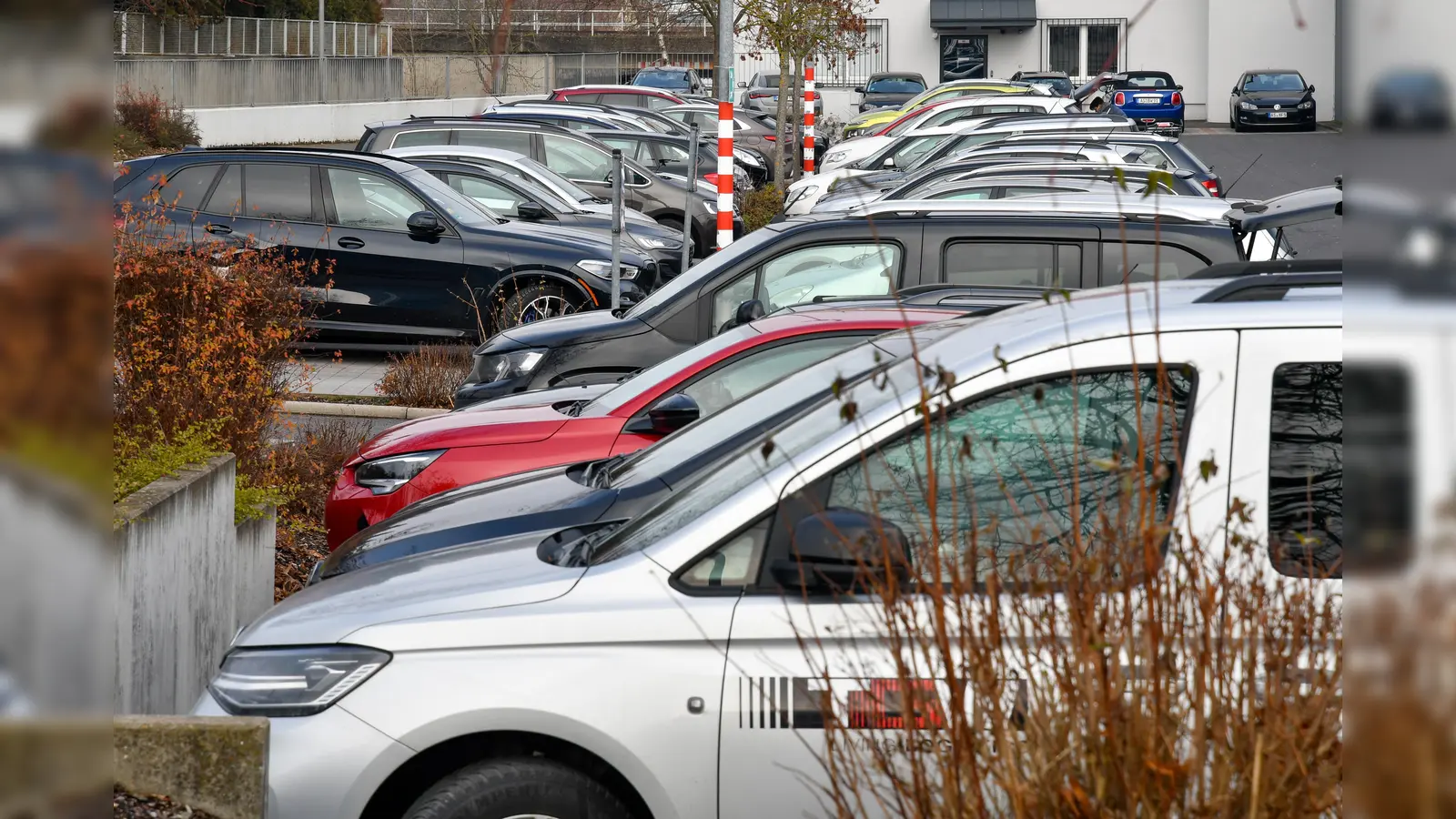Am Kaufland-Parkplatz in Sulzbach-Rosenberg ist es zu einer Fahrerflucht gekommen. Doch diesmal hat ein aufmerksamer Zeuge alles beobachtet - und den Besitzer des beschädigten Autos per Lautsprecher ausrufen lassen. (Bild: Petra Hartl)