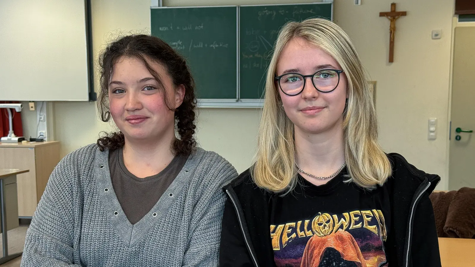 Luana (links) und Lena (rechts) haben mit ihrem Mitschüler*innen den Crossmedia-Wettbewerb gewonnen. (Bild: Stephan Huber)
